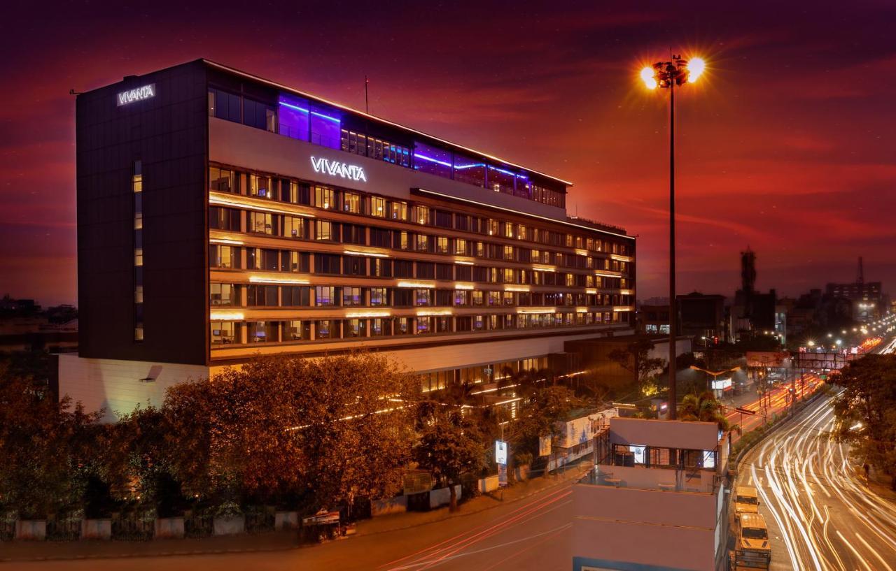 วิวันทา โกลกาตา อีเอ็ม บายพาส Hotel ภายนอก รูปภาพ The hotel at night