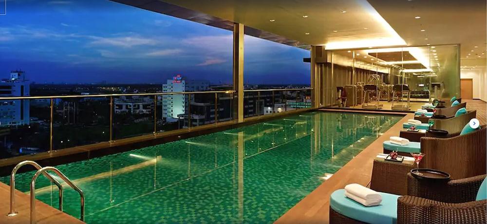 วิวันทา โกลกาตา อีเอ็ม บายพาส Hotel ภายนอก รูปภาพ The pool at the 39th floor