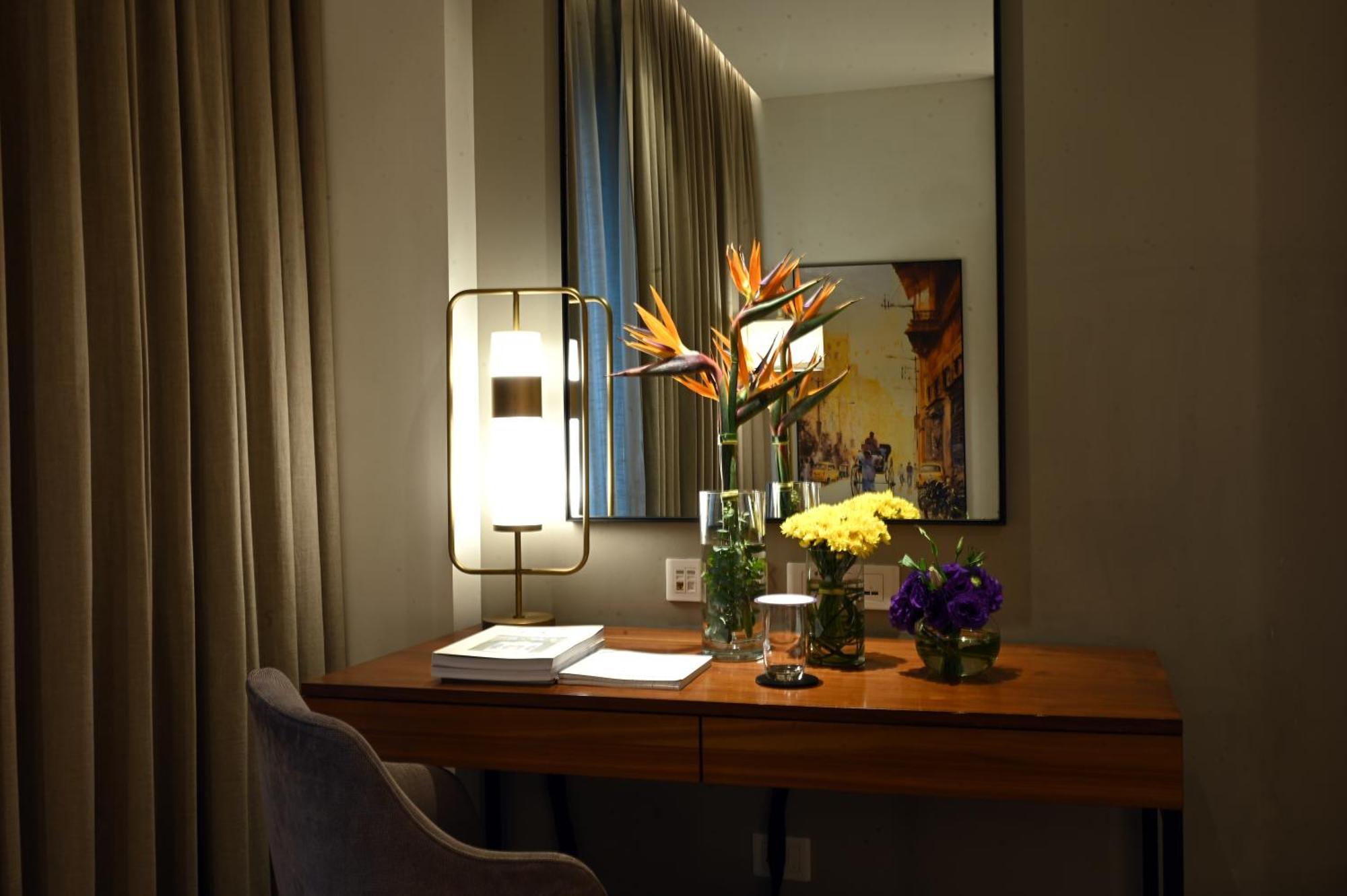 วิวันทา โกลกาตา อีเอ็ม บายพาส Hotel ภายนอก รูปภาพ A desk in a hotel room