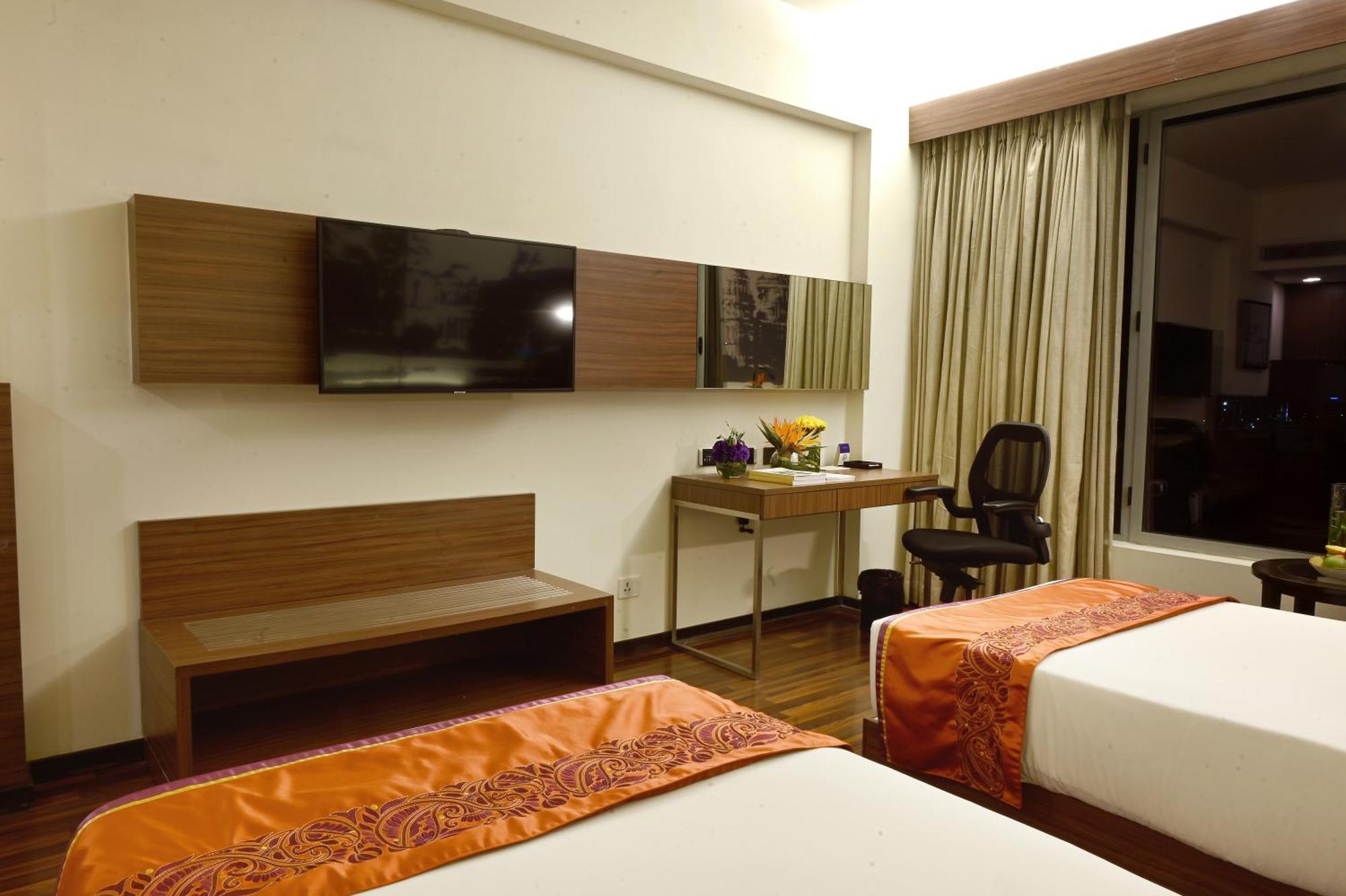 วิวันทา โกลกาตา อีเอ็ม บายพาส Hotel ภายนอก รูปภาพ A room at the hotel