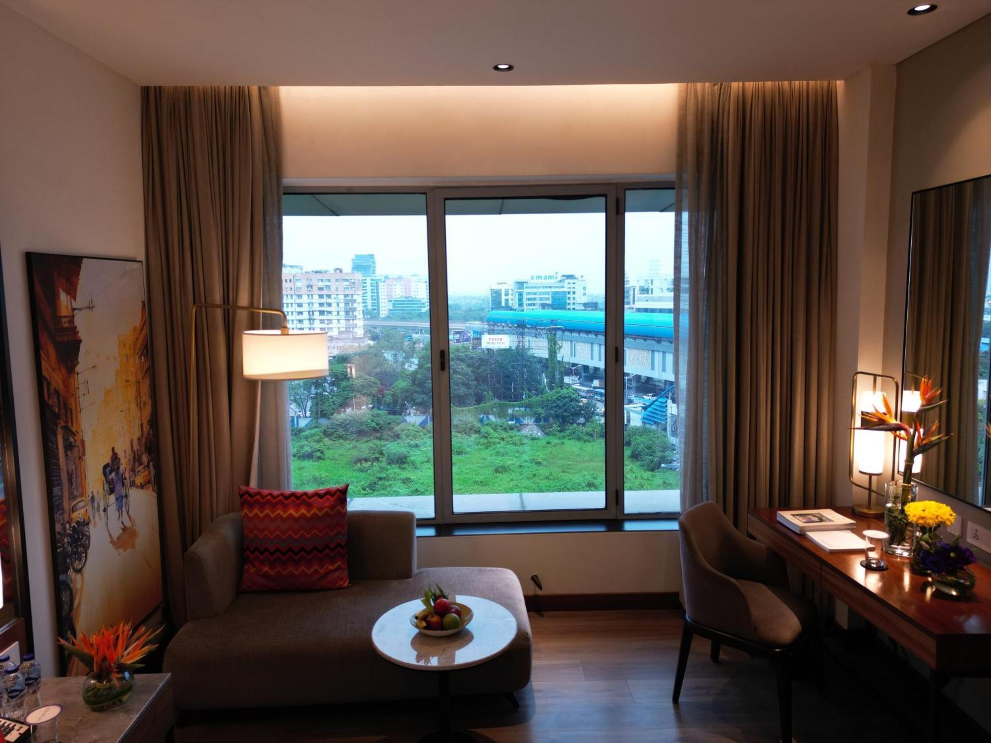วิวันทา โกลกาตา อีเอ็ม บายพาส Hotel ภายนอก รูปภาพ A room at the hotel