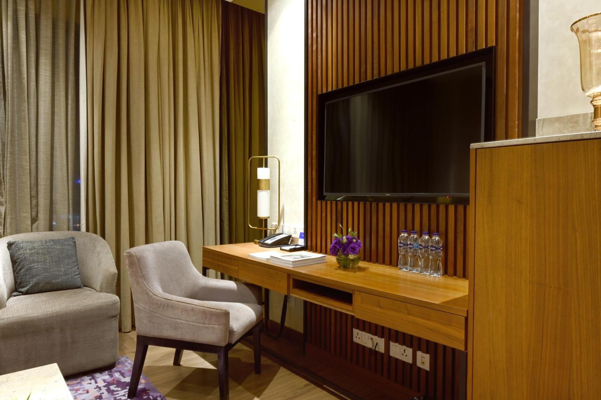 วิวันทา โกลกาตา อีเอ็ม บายพาส Hotel ภายนอก รูปภาพ A television in a hotel room