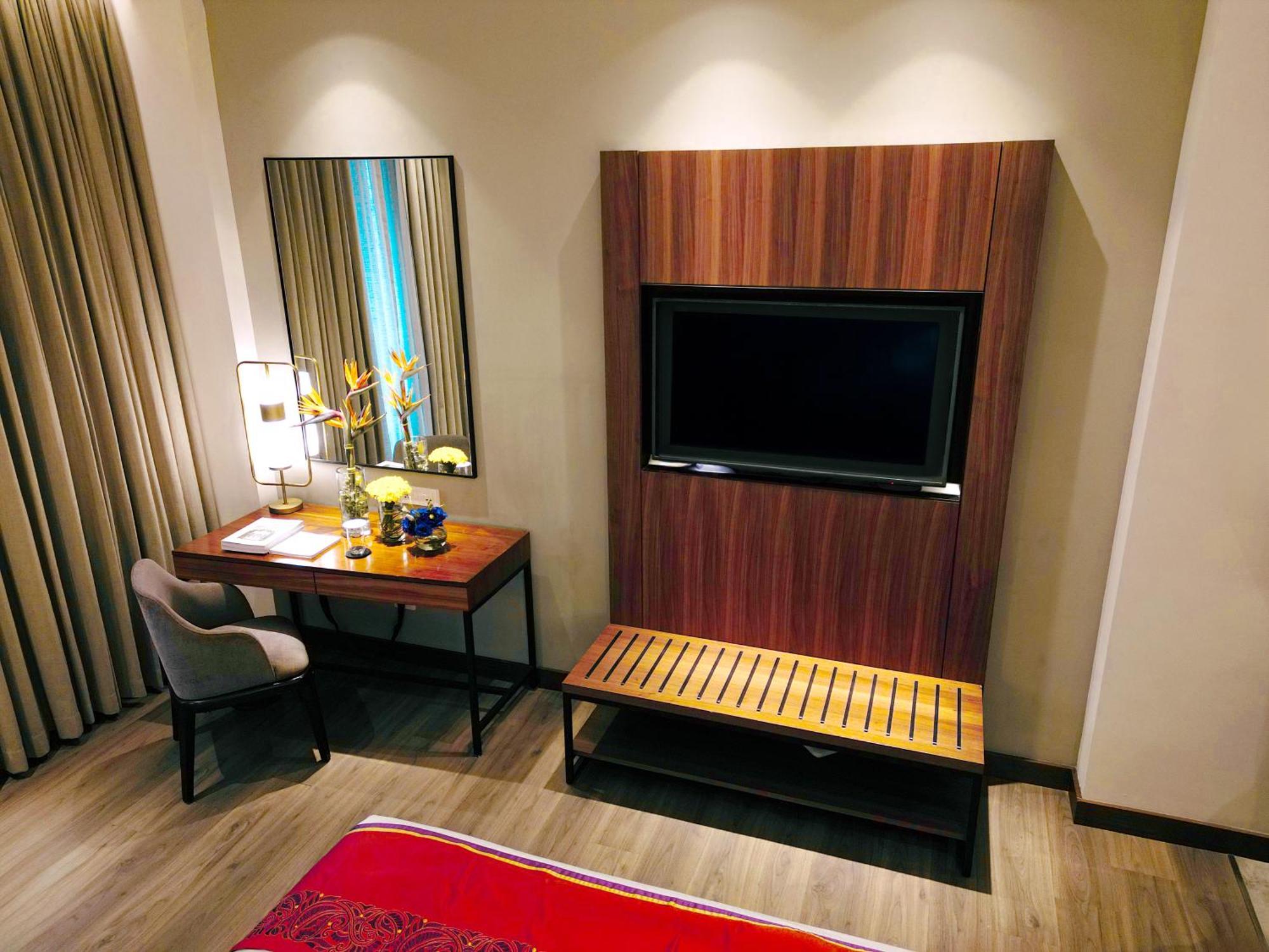 วิวันทา โกลกาตา อีเอ็ม บายพาส Hotel ภายนอก รูปภาพ A television in a hotel room