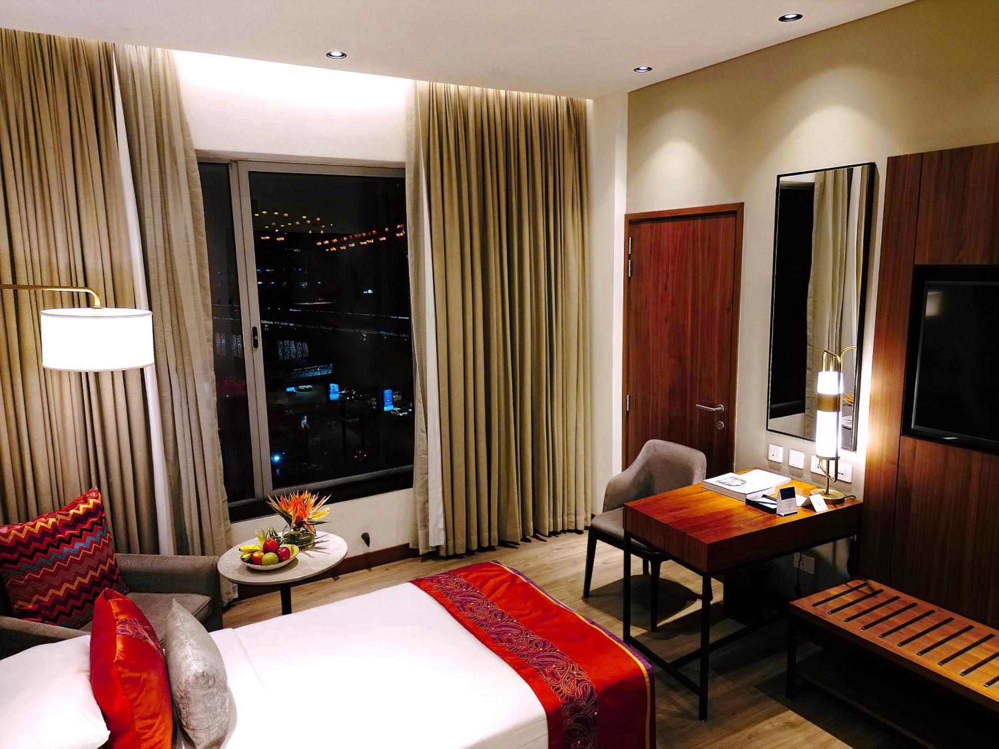 วิวันทา โกลกาตา อีเอ็ม บายพาส Hotel ภายนอก รูปภาพ A room at the hotel